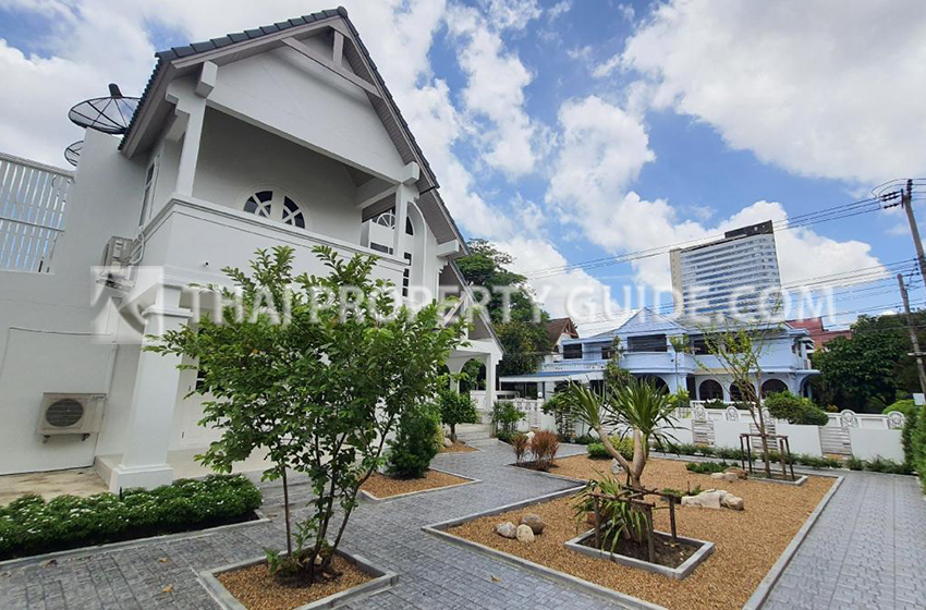 House with Shared Pool for rent in Bangnatrad